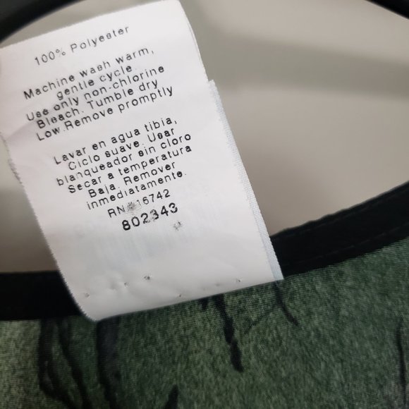 Uniform Advantage Dark Romance Rose Print Scrub Top Small - Picture 6 of 8